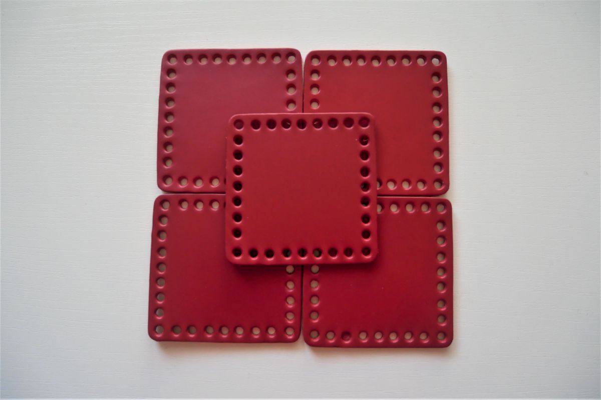 Kwadraty ze skóry naturalnej 80 X 80 mm ( czerwony- 5 szt.)